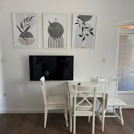 Moms House Голубац